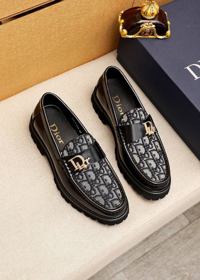 商品商标：Dior 迪奥 休闲皮鞋 正码码数: 38-44 45.46订做 商品材料：精选 意大利进口头层小牛皮鞋面，进口水染牛皮内里。强烈立体视觉效果，增高发