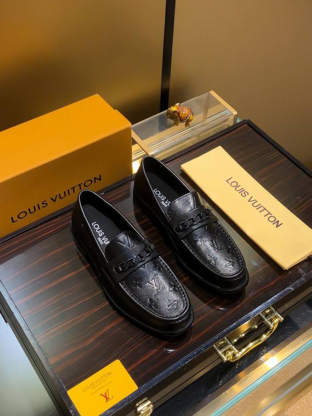 商品名称：Louis Vuitton 路易 威登 正规码数: 38-44 皮鞋 商品材料：精选 牛皮鞋面，舒适牛皮内里；原厂大底。