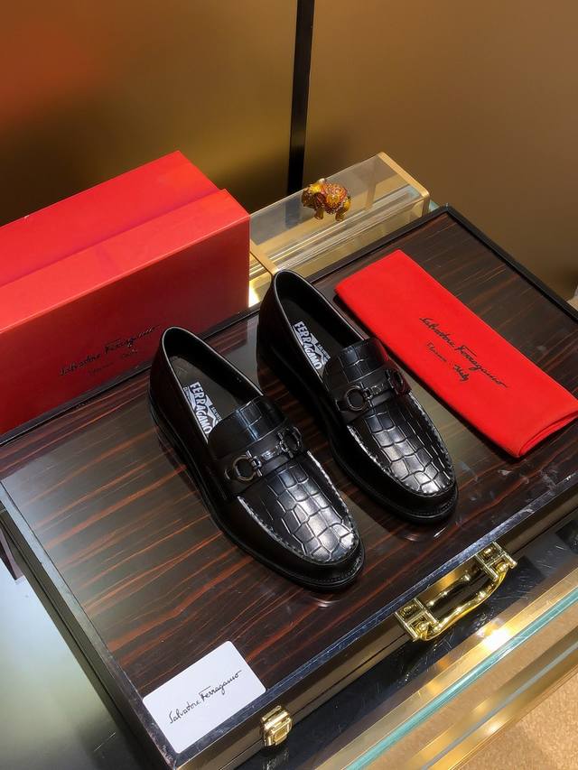 商品名称：Ferragamo 菲拉格慕 正规码数: 38-44 皮鞋 商品材料：精选 牛皮鞋面，舒适牛皮内里；原厂大底。