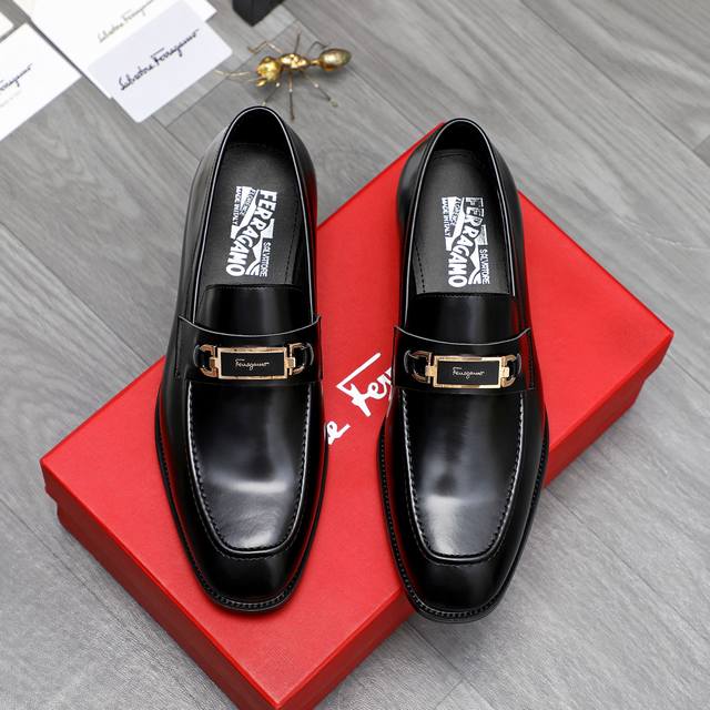 商品商标：Ferragamo 菲拉格慕 正装鞋 正码码数: 38-45 商品材料：精选 头层珠光牛皮鞋面 牛皮内里原版大底