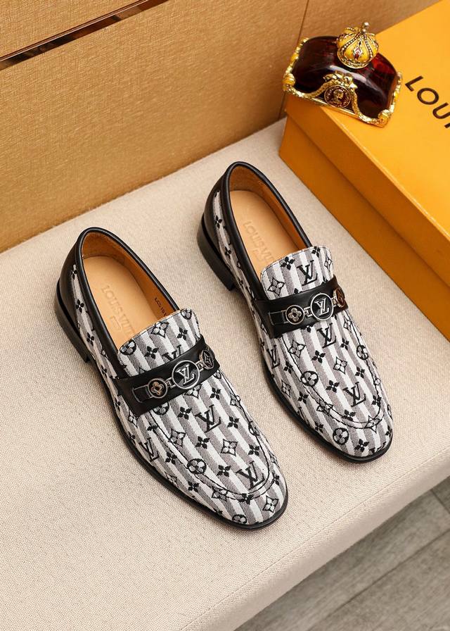 商品商标 Louis Vuitton 路易威登 休闲皮鞋 正码码数 38-44 45.46.47订制 商品材料 精选 进口布料压花鞋面+奢华五金扣，进口头层牛皮