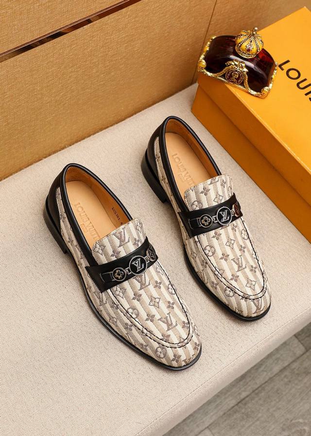 商品商标 Louis Vuitton 路易威登 休闲皮鞋 正码码数 38-44 45.46.47订制 商品材料 精选 进口布料鞋面+奢华五金扣，进口头层牛皮内里