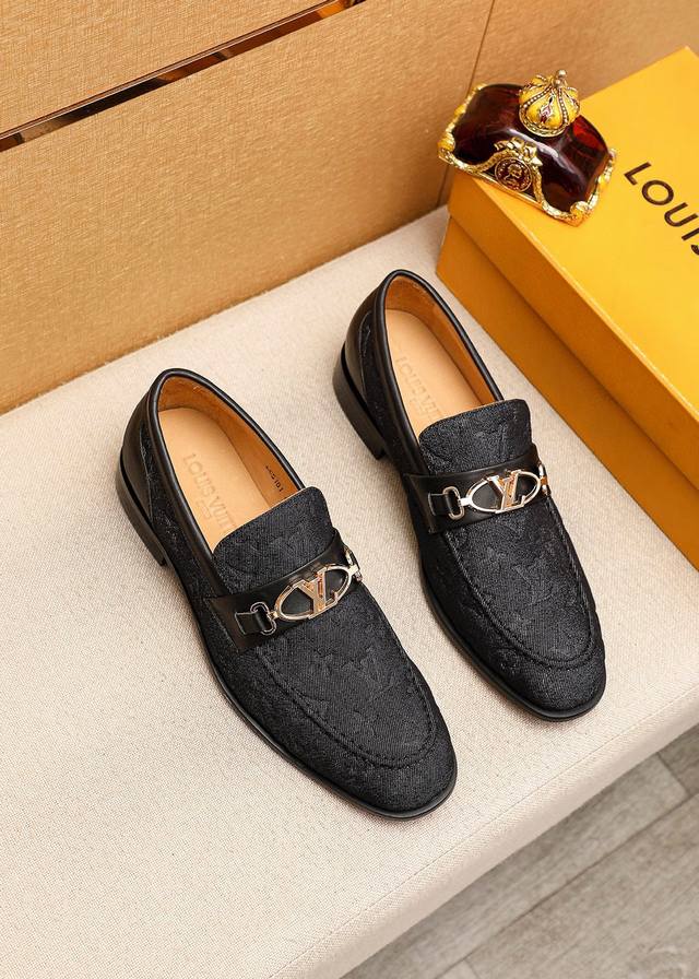 商品商标 Louis Vuitton 路易威登 休闲皮鞋 正码码数 38-44 45.46.47订制 商品材料 精选 进口布料压花鞋面+奢华五金扣，进口头层牛皮