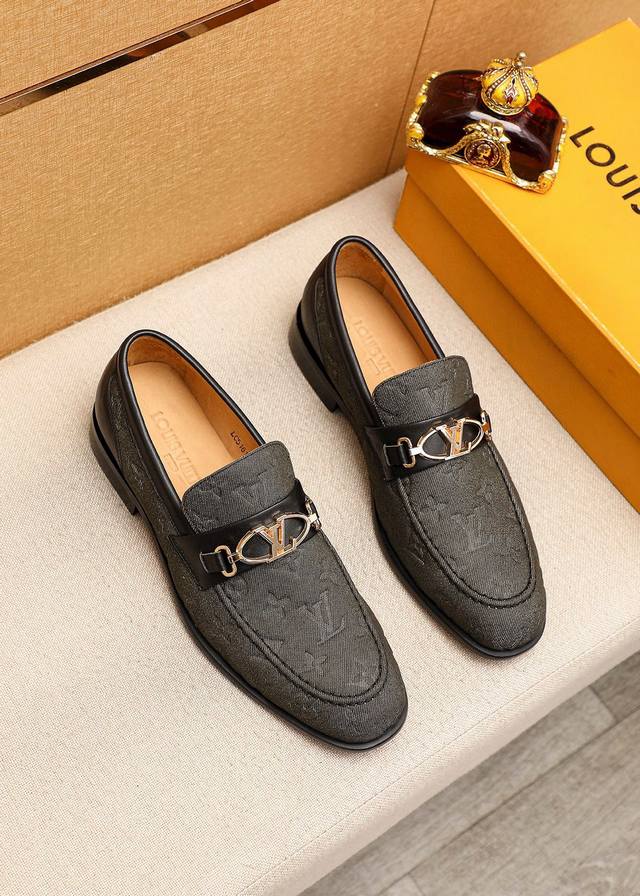 商品商标 Louis Vuitton 路易威登 休闲皮鞋 正码码数 38-44 45.46.47订制 商品材料 精选 进口布料压花鞋面+奢华五金扣，进口头层牛皮