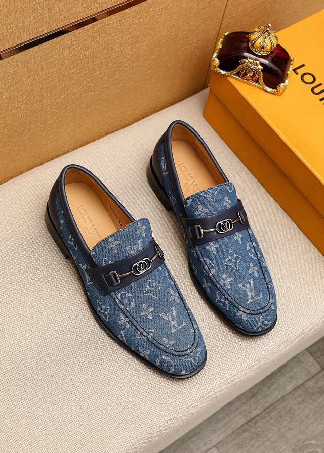 商品商标 Louis Vuitton 路易威登 休闲皮鞋 正码码数 38-44 45.46.47订制 商品材料 精选 进口布料压花鞋面+奢华五金扣，进口头层牛皮