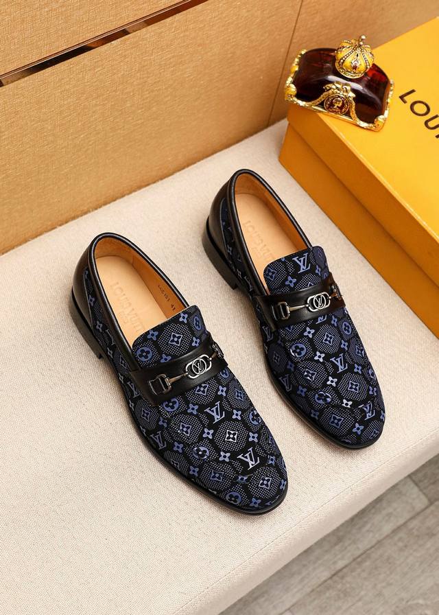 商品商标 Louis Vuitton 路易威登 休闲皮鞋 正码码数 38-44 45.46.47订制 商品材料 精选 进口胶料印花鞋面+奢华五金扣，进口头层牛皮