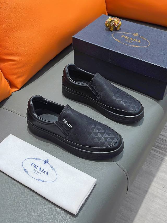 商品名称 Prada 普拉达 正规码数 38-44 套脚鞋 商品材料 精选 牛皮鞋面，柔软羊皮垫脚，原厂特供大底。