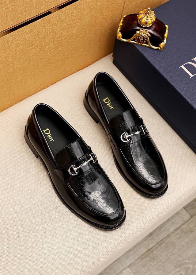 商品商标 Dior 迪奥 休闲皮鞋 正码码数 38-44 45.46订做 商品材料 精选 意大利进口头层开边珠牛皮鞋面+奢华五金扣，进口水染牛皮内里。强烈立体视