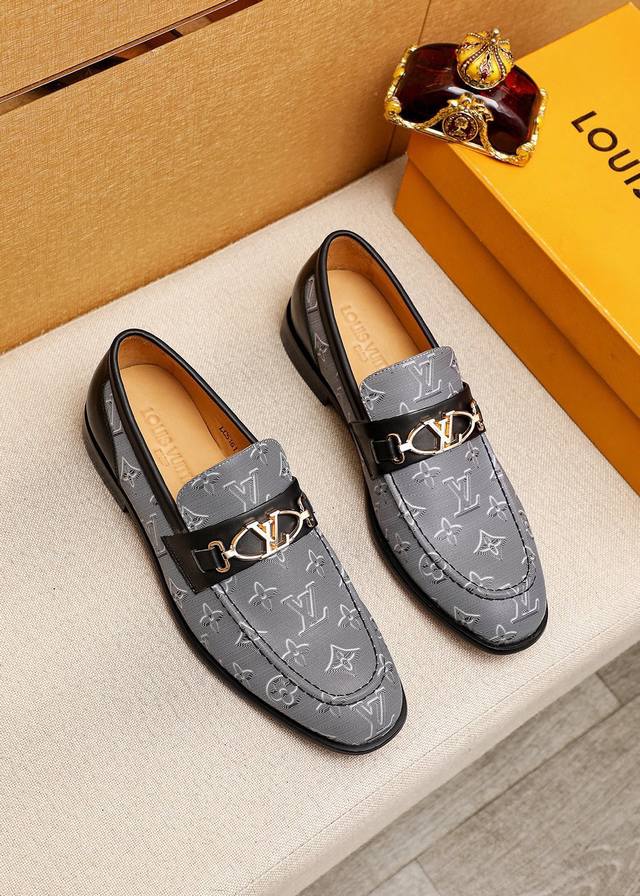 商品商标 Louis Vuitton 路易威登 休闲皮鞋 正码码数 38-44 45.46.47订制 商品材料 精选 进口头层布料鞋面+奢华五金扣，进口头层牛皮