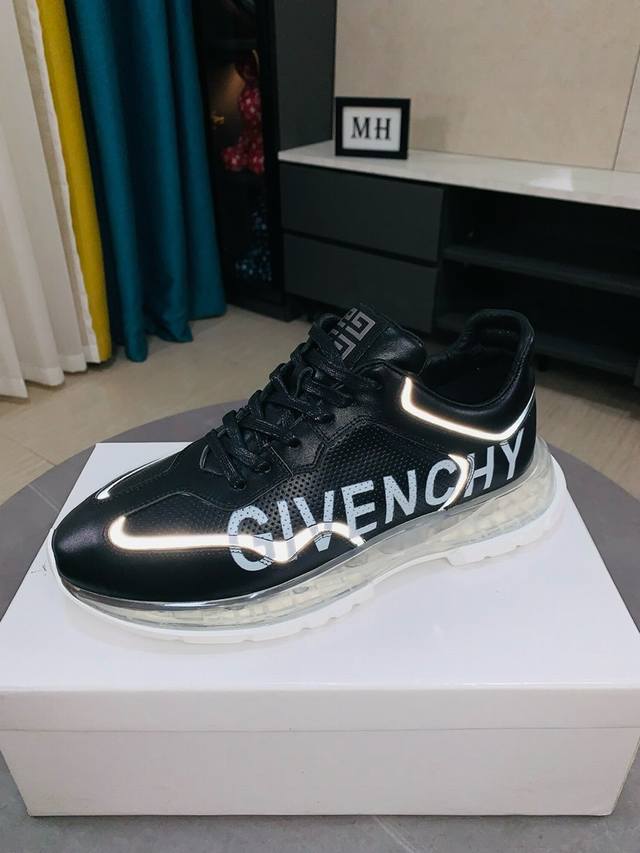 出厂价 Givenchy 纪梵希 高端版本 专柜同步发售鞋面 意大利进口品牌Logo印花布匹 尽显奢华，羊皮内里加上双层组合，脚感舒适，鞋底 原厂特供气垫Tup