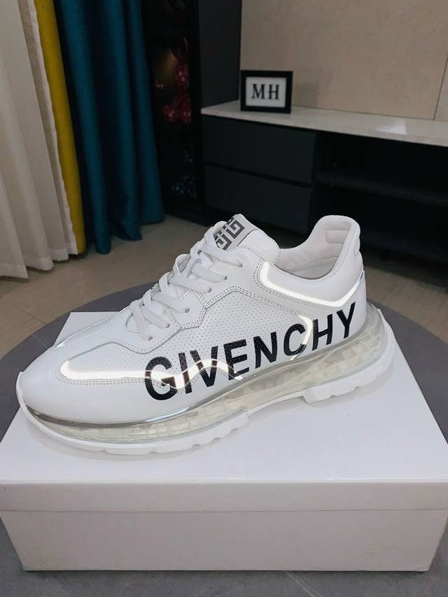 出厂价 Givenchy 纪梵希 高端版本 专柜同步发售鞋面 意大利进口品牌Logo印花布匹 尽显奢华，羊皮内里加上双层组合，脚感舒适，鞋底 原厂特供气垫Tup