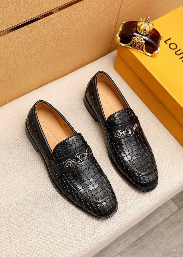 商品商标 Louis Vuitton 路易威登 休闲皮鞋 正码码数 38-44 45.46.47订制 商品材料 精选 进口头层小牛皮鞋面+奢华五金扣，进口头层牛