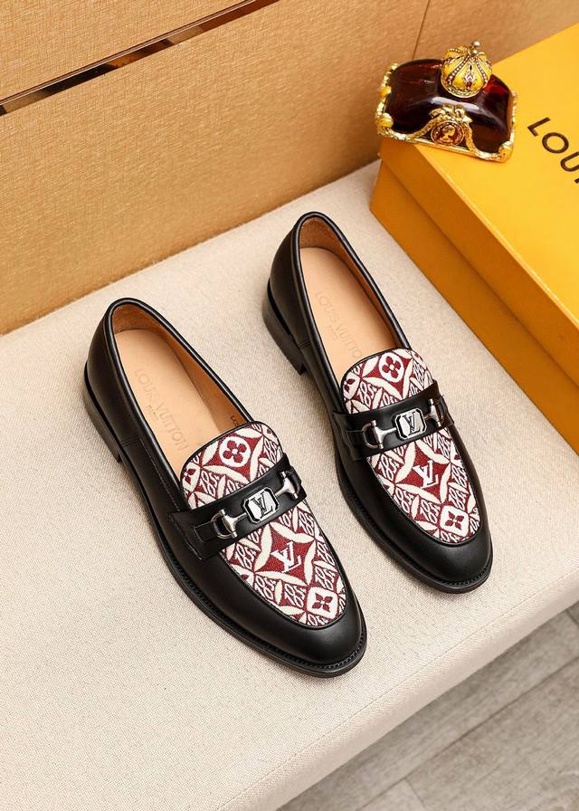 商品商标 Louis Vuitton 路易威登 休闲皮鞋 正码码数 38-44 45.46.47订制 商品材料 精选 进口小牛皮鞋面+奢华五金扣，进口头层牛皮内