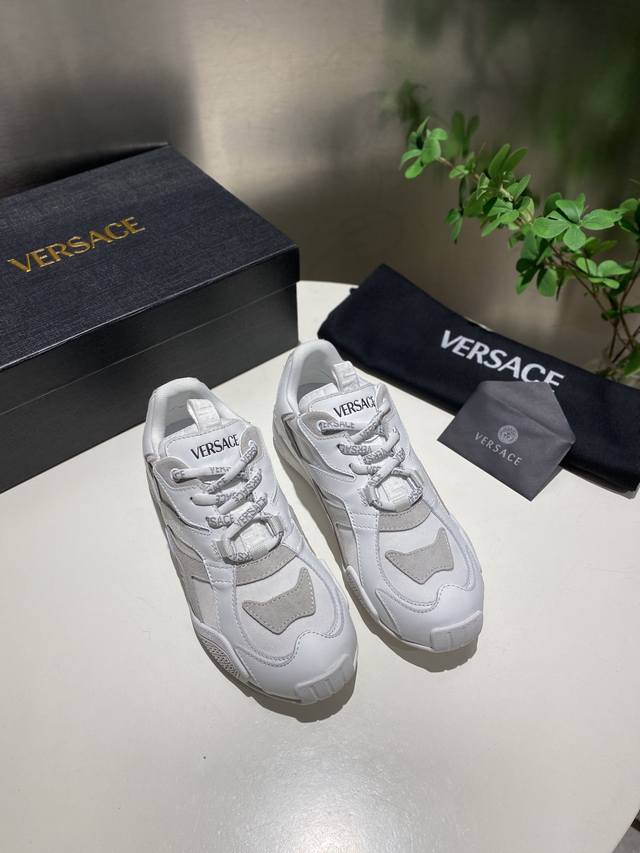 男+10 Versace Odissea 艺术感超强的德训鞋，非常轻便舒适，整双鞋很具备结构感和线条感，干净利落也能让造型充满很强的视觉冲击力，奢华感的Logo