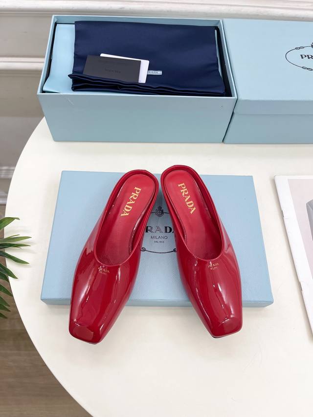 Prada 普拉达 25 2025春夏新品 专柜走秀款 方头半拖平底鞋系列 鞋面 原版高定制开边珠 牛漆皮 内里 进口混种羊皮里 大底 原版意大利真皮大底 跟高