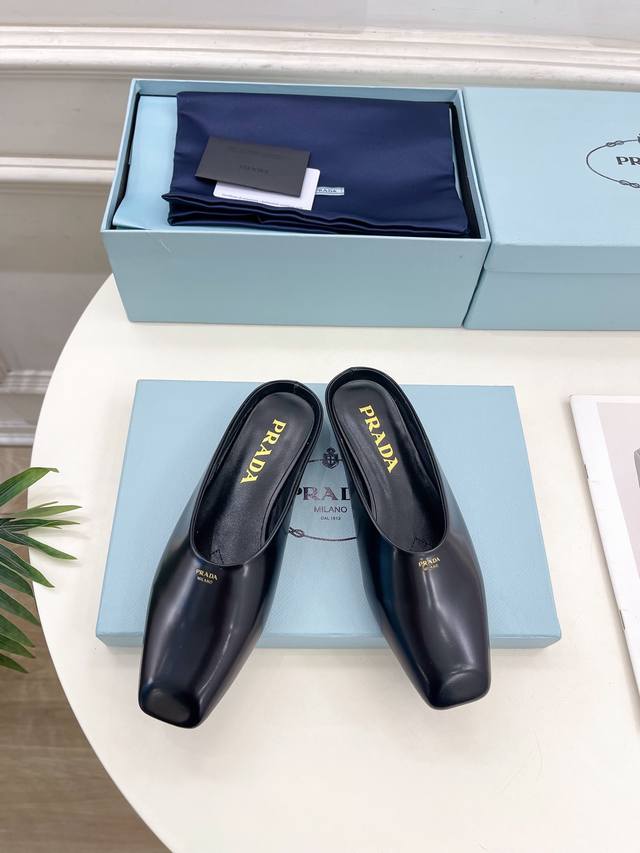 Prada 普拉达 25 2025春夏新品 专柜走秀款 方头半拖平底鞋系列 鞋面 原版高定制开边珠 牛漆皮 内里 进口混种羊皮里 大底 原版意大利真皮大底 跟高