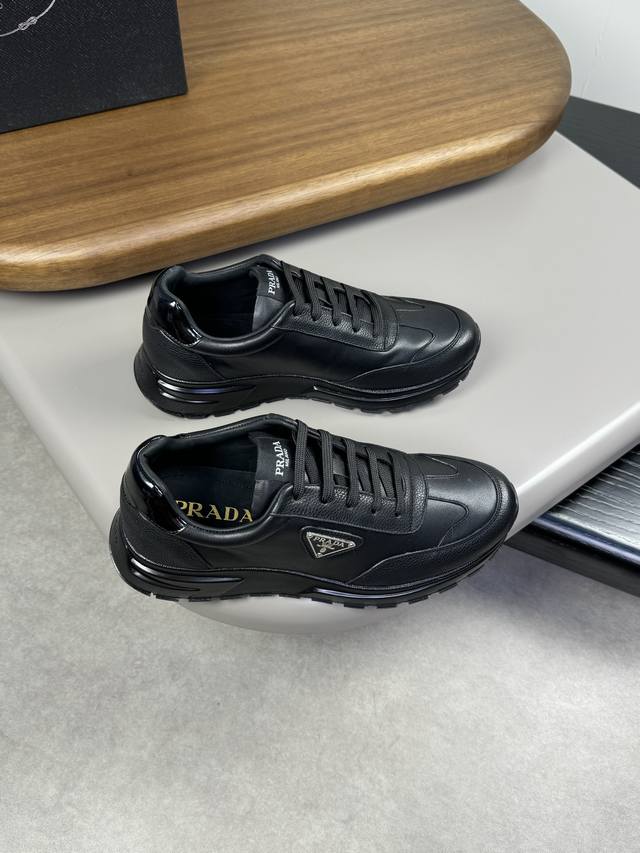 Prada 普拉达 -高端品质 原单 -鞋面 进口纳帕小牛皮、摔纹小牛皮、鞋身品牌金属扣件 -内里 水染牛皮 -大底 超轻Tpu发泡 橡胶；双色成型大底 -超高