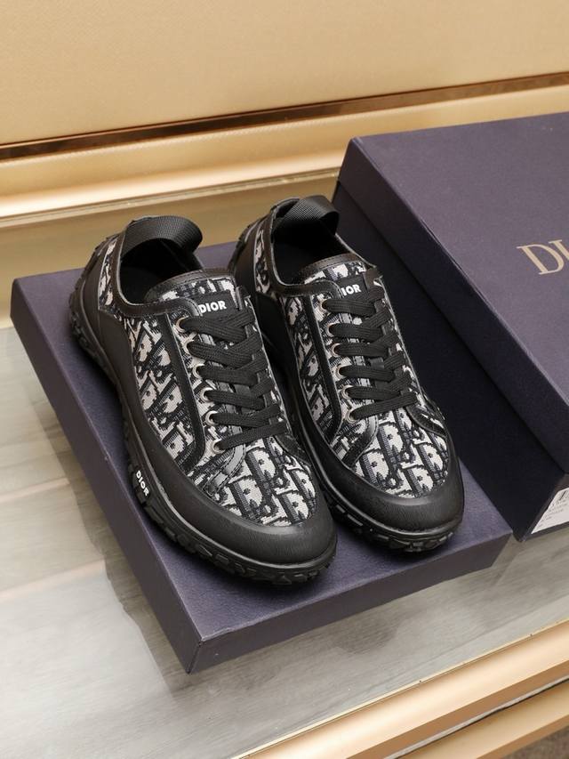 工厂 Dior 高端顶级代购专柜同步发售，意大利原版 品牌图腾布匹车缝品牌布标 撘配小牛皮 凸显高端 贵气 档次 做工考究 原版内里 鞋底 原厂特供原版大底大底