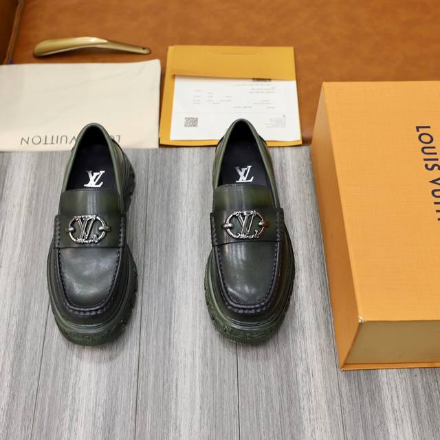 出厂价 顶级原单 品牌 Louis Vuitton Lv.路易威登 材质 原工厂牛皮材料1 1原板大底 舒适牛皮内里 款式类型 休闲炸街皮鞋 等级 专柜品质 顶