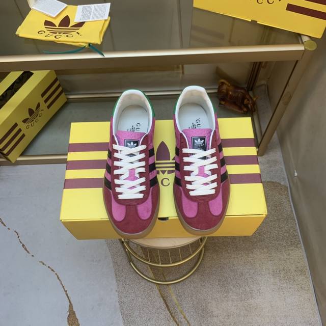 联名 Adidas｜Gucci三叶草Logo与标志性三条杆为设计元素将其与独属于的Gucci 双方选择Adidas Originals经典鞋型 Gazalle为