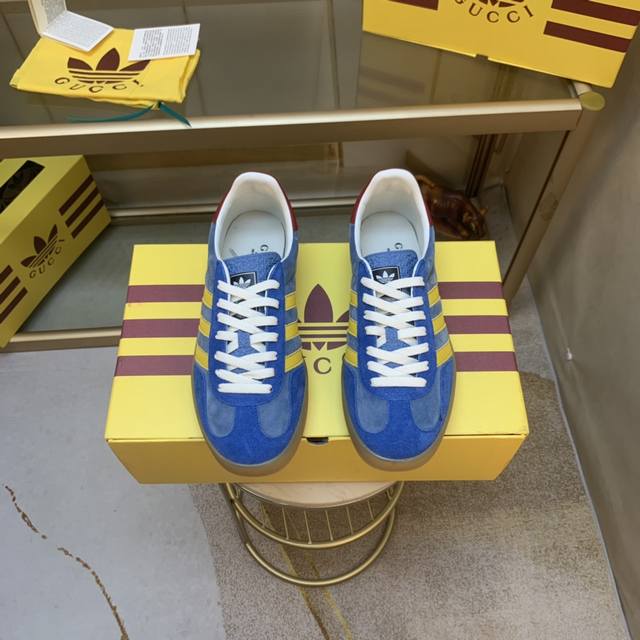 联名 Adidas｜Gucci三叶草Logo与标志性三条杆为设计元素将其与独属于的Gucci 双方选择Adidas Originals经典鞋型 Gazalle为