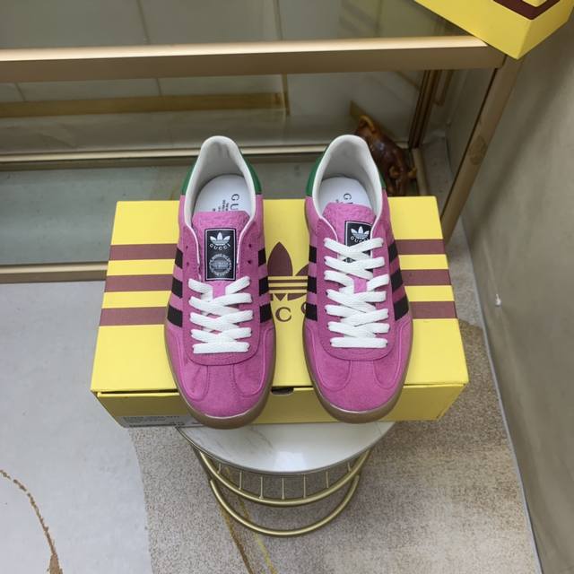 联名 Adidas｜Gucci三叶草Logo与标志性三条杆为设计元素将其与独属于的Gucci 双方选择Adidas Originals经典鞋型 Gazalle为