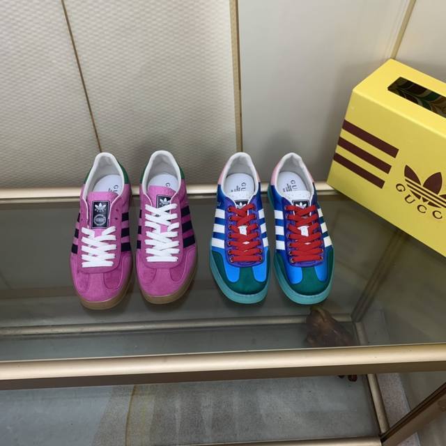 联名 Adidas｜Gucci三叶草Logo与标志性三条杆为设计元素将其与独属于的Gucci 双方选择Adidas Originals经典鞋型 Gazalle为