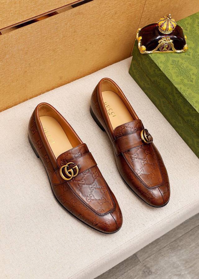 商品商标 Gucci 古驰 休闲皮鞋 正码码数 38-44 45.46.47订制 商品材料 精选 进口头层小牛皮压花鞋面+经典五金扣，进口牛皮内里。强烈立体视觉