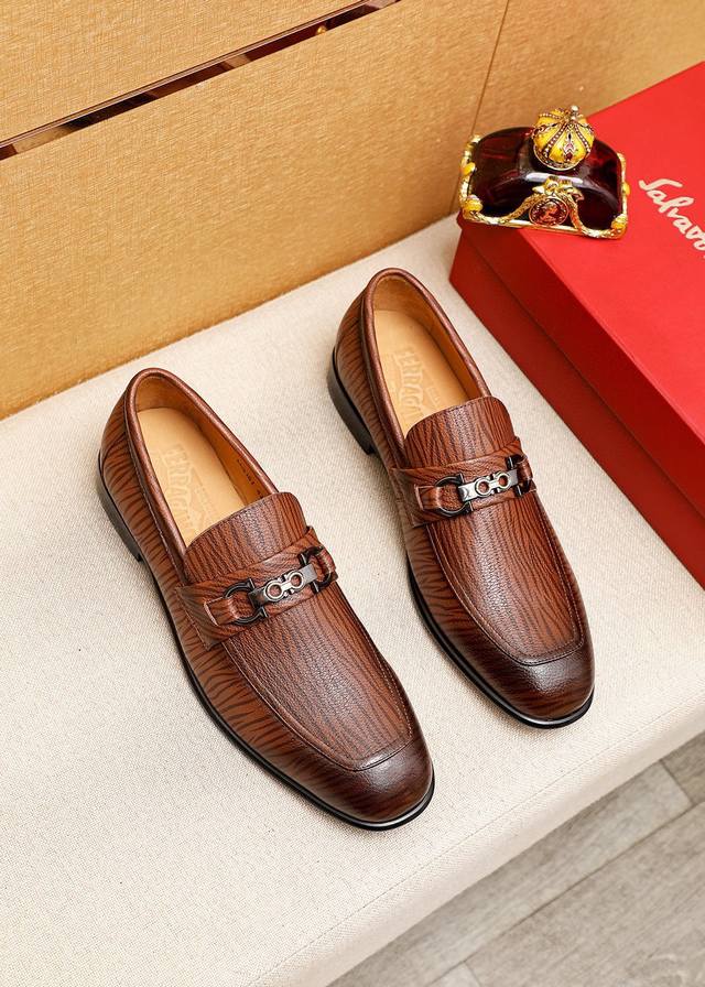 商品商标 Ferragamo 菲拉格慕 休闲皮鞋 正码码数 38-44 45.46.47订制 商品材料 精选 进口小牛皮鞋面+经典五金扣，进口水染牛皮内里。强烈