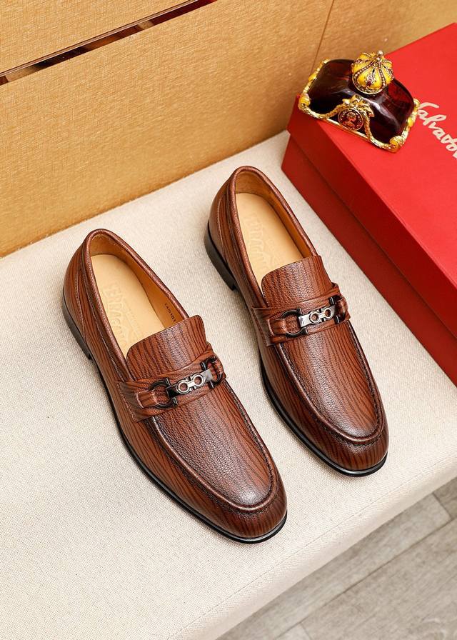 商品商标 Ferragamo 菲拉格慕 休闲皮鞋 正码码数 38-44 45.46.47订制 商品材料 精选 进口小牛皮鞋面+经典五金扣，进口水染牛皮内里。强烈