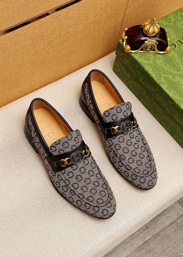 商品商标 Gucci 古驰 休闲皮鞋 正码码数 38-44 45.46.47订制 商品材料 精选 进口头层布料鞋面+奢华五金扣，进口牛皮内里。强烈立体视觉效果，