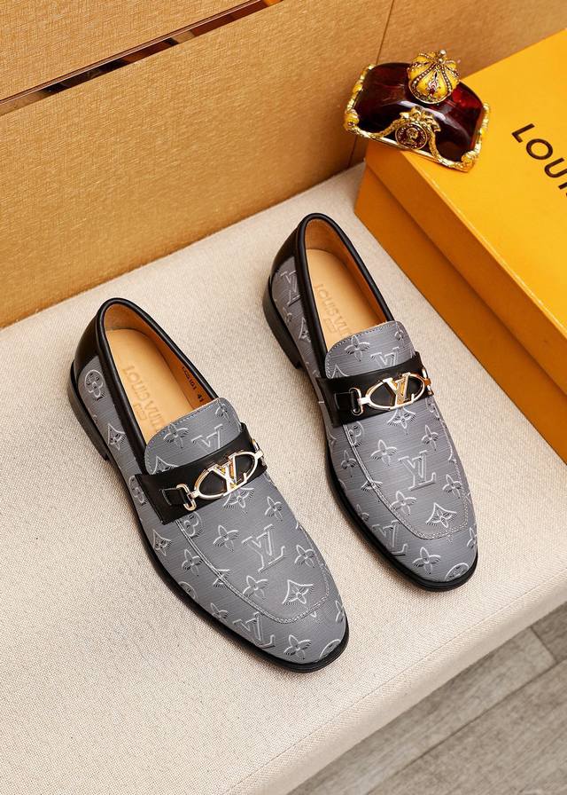 商品商标 Louis Vuitton 路易威登 休闲皮鞋 正码码数 38-44 45.46.47订制 商品材料 精选 进口头层布料鞋面+奢华五金扣，进口头层牛皮