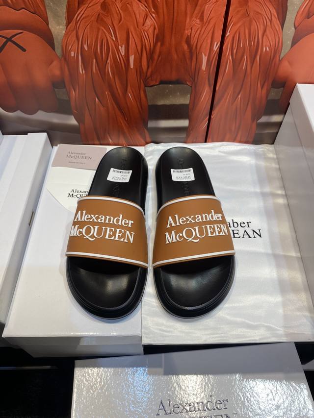 Alexander Mcqueen 。麦昆拖鞋系列 高端品牌 3D制面，升级版大底，更轻便，防滑。市场顶级品质，潮人必备，夏季拖鞋的季节来了，穿起来超级唯美.