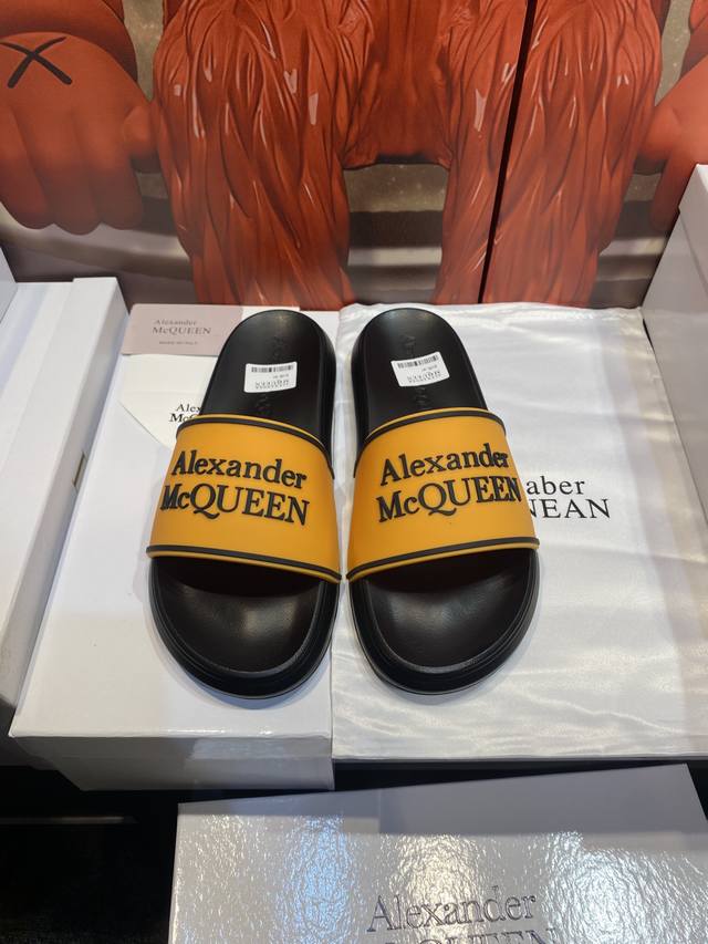 Alexander Mcqueen 。麦昆拖鞋系列 高端品牌 3D制面，升级版大底，更轻便，防滑。市场顶级品质，潮人必备，夏季拖鞋的季节来了，穿起来超级唯美.