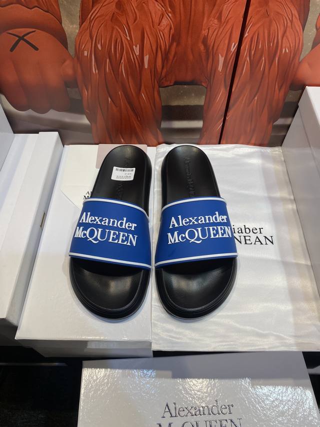 Alexander Mcqueen 。麦昆拖鞋系列 高端品牌 3D制面，升级版大底，更轻便，防滑。市场顶级品质，潮人必备，夏季拖鞋的季节来了，穿起来超级唯美.