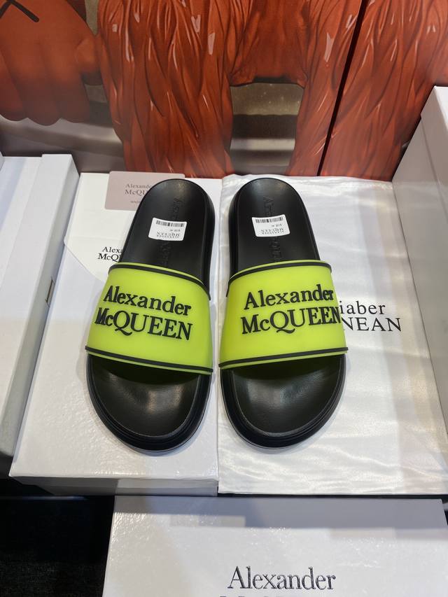 Alexander Mcqueen 。麦昆拖鞋系列 高端品牌 3D制面，升级版大底，更轻便，防滑。市场顶级品质，潮人必备，夏季拖鞋的季节来了，穿起来超级唯美. - 点击图像关闭