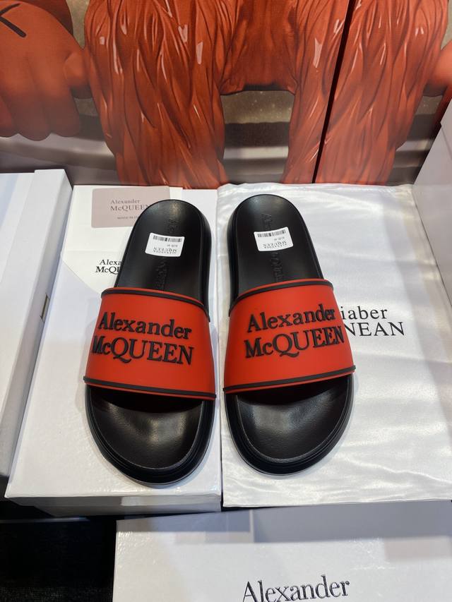 Alexander Mcqueen 。麦昆拖鞋系列 高端品牌 3D制面，升级版大底，更轻便，防滑。市场顶级品质，潮人必备，夏季拖鞋的季节来了，穿起来超级唯美.