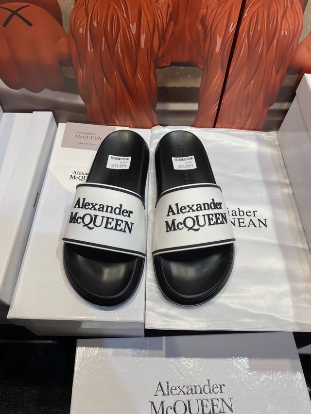 Alexander Mcqueen 。麦昆拖鞋系列 高端品牌 3D制面，升级版大底，更轻便，防滑。市场顶级品质，潮人必备，夏季拖鞋的季节来了，穿起来超级唯美.