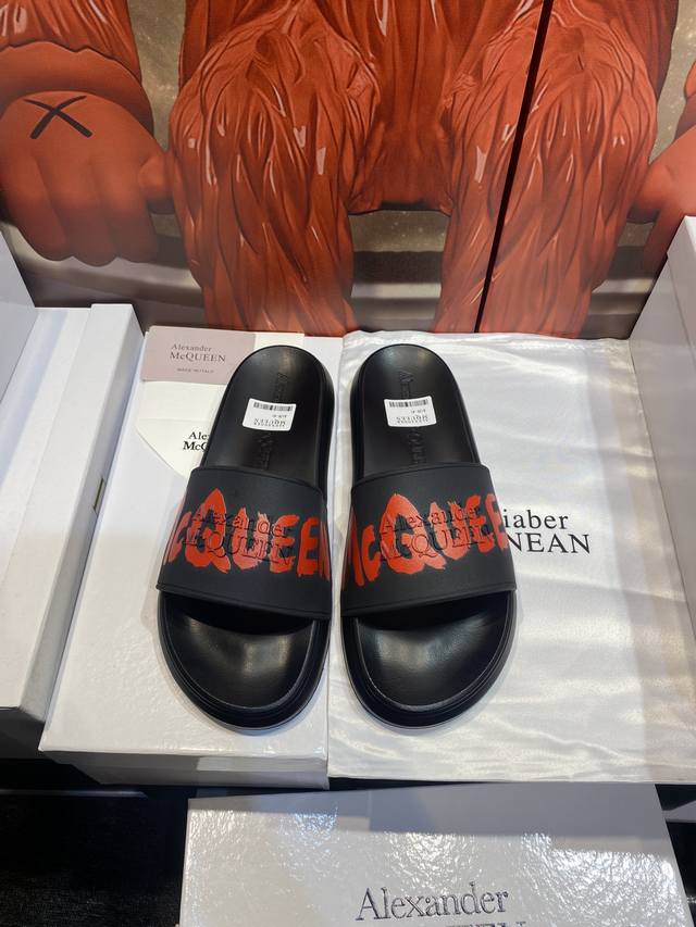 Alexander Mcqueen 。麦昆拖鞋系列 高端品牌 3D制面，升级版大底，更轻便，防滑。市场顶级品质，潮人必备，夏季拖鞋的季节来了，穿起来超级唯美.