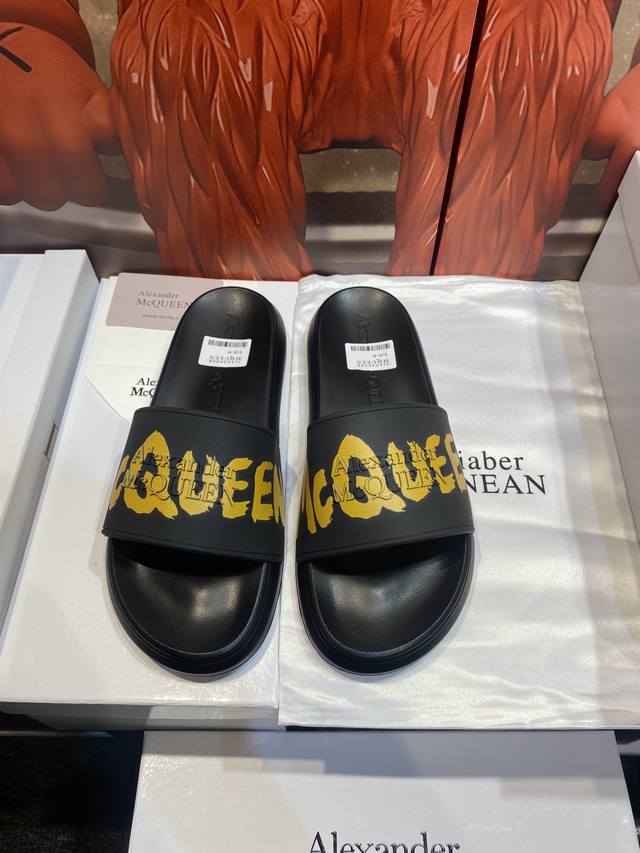 Alexander Mcqueen 。麦昆拖鞋系列 高端品牌 3D制面，升级版大底，更轻便，防滑。市场顶级品质，潮人必备，夏季拖鞋的季节来了，穿起来超级唯美.