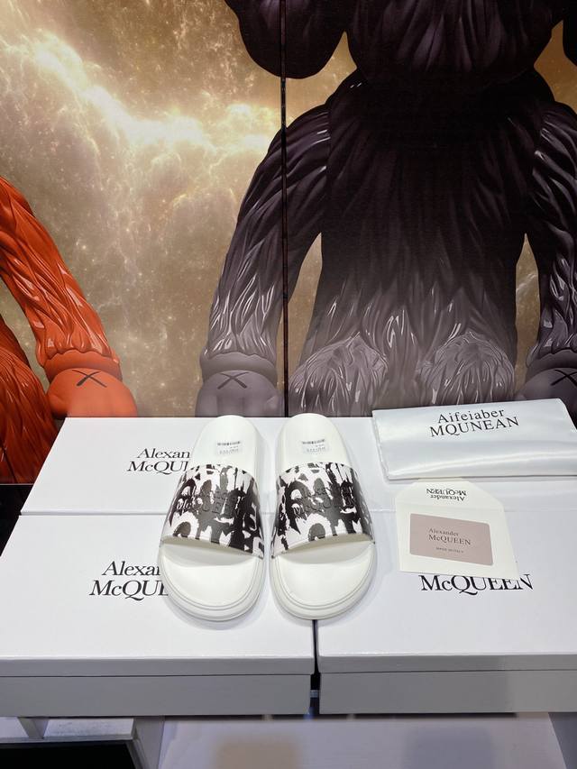 Alexander Mcqueen 。麦昆拖鞋系列 高端品牌 3D制面，升级版大底，更轻便，防滑。市场顶级品质，潮人必备，夏季拖鞋的季节来了，穿起来超级唯美.