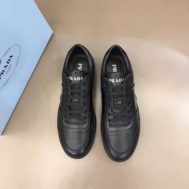 元 38-45 Prada 普拉达新款男士真皮运动鞋，市面最高版本 、欢迎任意对比！原版皮料质感极佳，超上档次！意大利进口胎羊网内里，可拆式垫！奢华用料、精细做