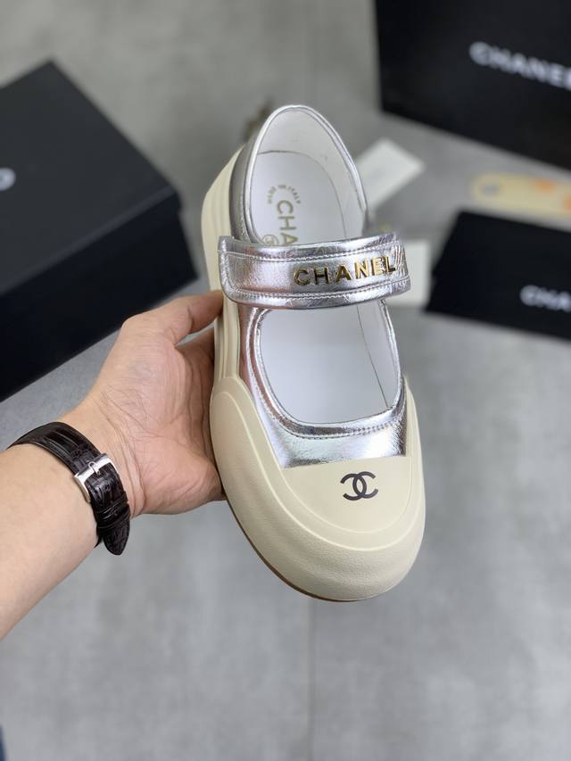 工厂价 实价 高品质 Chanel 25K 春季专柜新款 天花板顶级品质 这款靴子真的是小个子福星，厚底5Cma 更精致一点 菱格，显腿瘦，关键是上脚很舒服 鞋