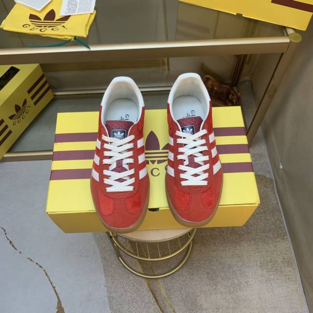 联名 Adidas｜Gucci三叶草Logo与标志性三条杆为设计元素将其与独属于的Gucci 双方选择Adidas Originals经典鞋型 Gazalle为