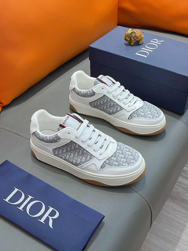 商品名称 Dior 迪奥 正规码数 38-44 休闲鞋 商品材料 精选 牛皮鞋面，柔软羊皮内里；原厂大底。