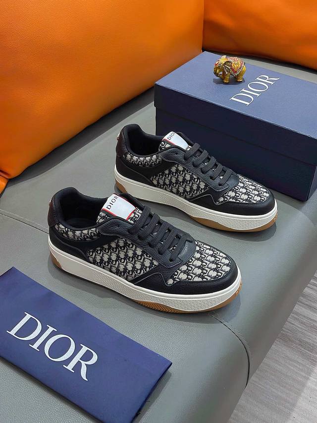 商品名称 Dior 迪奥 正规码数 38-44 休闲鞋 商品材料 精选 牛皮鞋面，柔软羊皮内里；原厂大底。