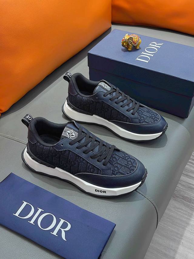 商品名称 Dior 迪奥 正规码数 38-44 休闲鞋 商品材料 精选 牛皮鞋面，柔软羊皮内里；原厂大底。