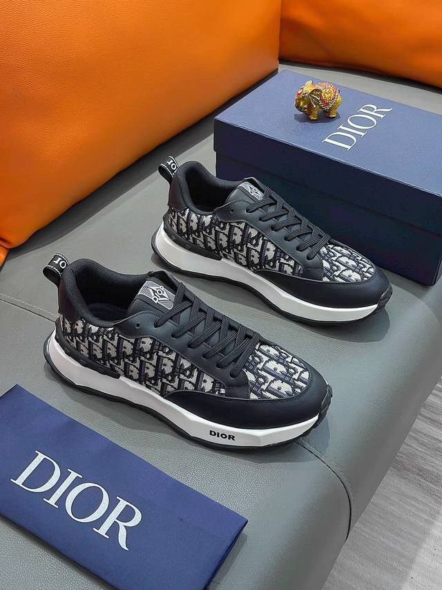 商品名称 Dior 迪奥 正规码数 38-44 休闲鞋 商品材料 精选 牛皮鞋面，柔软羊皮内里；原厂大底。