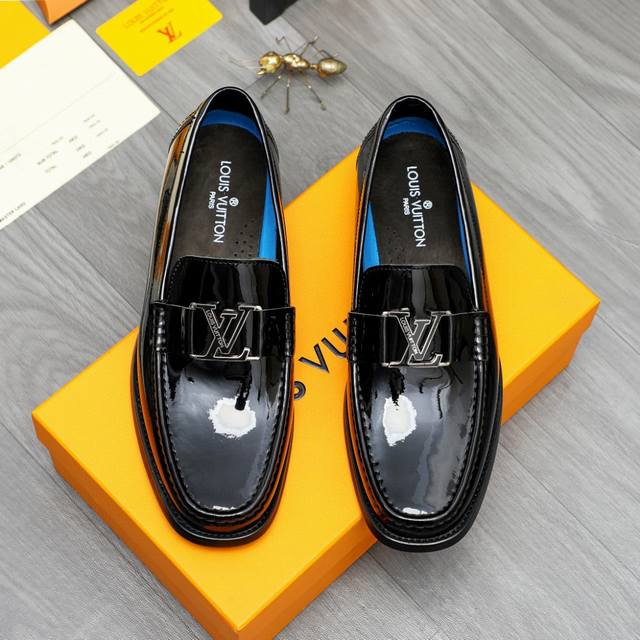 商品商标 Louis Vuitton 路易威登 商务套脚皮鞋 正码码数 38-45 商品材料 精选 优质漆光牛皮鞋面 牛皮内里 原版大底