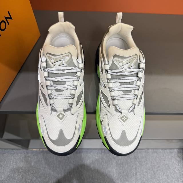 码数39 -44 驴家 新配色本款 Lv Trainer 运动鞋取材柔软粒面小牛皮，呈现纯净色调，后部#54标识追溯品牌诞生于1854年，设计师手写体品牌标识点